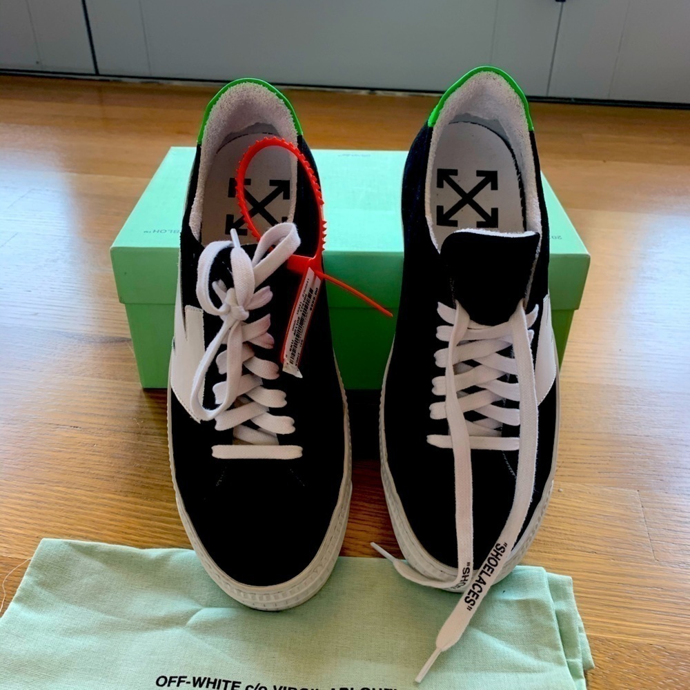 OFF-WHITE Arrow Mixed Leather Low-Top Sneakers